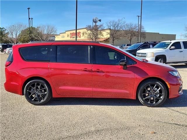 new 2025 Chrysler Pacifica car